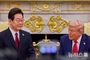 トランプ大統領と記念撮影をする李在明大統領