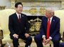 ▲25日（現地時間）、米ワシントンD.C.のホワイトハウスにあるオーバル・オフィス（大統領執務室）で、ドナルド・トランプ米大統領と韓米首脳会談を行い、一緒に笑う李在明（イ・ジェミョン）大統領。写真＝聯合ニュース
