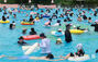 「営業最終日も漢江公園プールは大にぎわい」　／ソウル