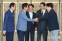 握手する共に民主党・鄭清来代表と金炳基院内代表