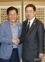 握手する共に民主党・鄭清来代表と金炳基院内代表