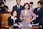 ▲羅卿ウォン（ナ・ギョンウォン）議員ら韓国野党・国民の力所属の法制司法委員会委員たちが22日、ソウル・汝矣島の国会で行われた同委員会の検察改革立法聴聞会で、秋美愛（チュ・ミエ）委員長に抗議している様子。