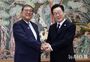 韓日首脳会談：記念撮影する李在明大統領と石破茂首相