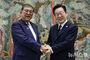 韓日首脳会談：記念撮影する李在明大統領と石破茂首相