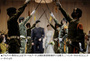 韓国の結婚式で人気の「サーベルアーチ」、軍服姿の男性はアルバイトだった