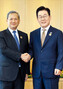 ▲会談前に握手する李在明（イ・ジェミョン）大統領とカンボジアのフン・マネット首相。両首脳はマレーシア・クアラルンプール市内のホテルで首脳会談を行った。27日撮影。／聯合ニュース