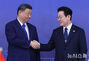 握手する李在明大統領と中国・習近平国家主席　／慶尚北道・慶州