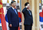 握手する李在明大統領と中国・習近平国家主席　／慶尚北道・慶州