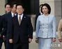 南アフリカのG20首脳会議出席のため専用機に乗る李在明大統領夫妻　／京畿道