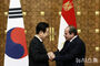 握手する韓国とエジプトの大統領　／エジプト