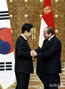 握手する韓国とエジプトの大統領　／エジプト