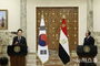 握手する韓国とエジプトの大統領　／エジプト