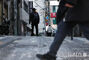 路面凍結　おそるおそる歩く人々　／ソウル