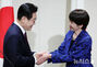 共同記者発表後に握手する韓日首脳　／奈良
