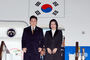 日本訪問を終えて帰国した李在明大統領夫妻　／京畿道