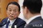 握手をする李在明大統領と麻生太郎・元副総理