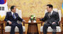 握手をする李在明大統領と麻生太郎・元副総理