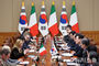 韓国大統領、イタリア首相と首脳会談で握手