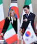 韓国大統領、イタリア首相と首脳会談で握手
