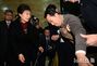 ハンスト中の張東赫代表を激励する朴槿恵・元大統領