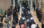 ▲詐欺容疑者約70人が23日、カンボジアから仁川国際空港第2旅客ターミナルに到着した。写真は送還され捜査機関に護送される容疑者たち。写真＝パク・ソンウォン記者