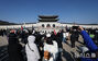 気温がマイナスからプラスに…景福宮を訪れた観光客たち　／ソウル