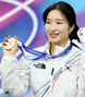 ショートトラック女子1000メートルの銅メダルを首にかけたキム・ギルリ　ミラノ冬季五輪