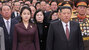 ▲錦寿山太陽宮殿で新年の公式参拝をする北朝鮮の金正恩（キム・ジョンウン）総書記と娘のジュエ氏。朝鮮中央通信が1月2日に報じた。ジュエ氏の公式参拝同行が伝えられるのはこの時が初めて。錦寿山太陽宮殿には先代指導者たちの遺体が安置されている。／朝鮮中央通信、聯合ニュース
