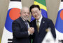 記念撮影する韓国・ブラジル大統領