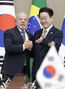 記念撮影する韓国・ブラジル大統領
