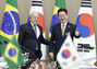 記念撮影する韓国・ブラジル大統領