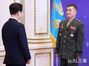 李在明大統領、朴禎勲・国防部調査本部長に三精剣を授与