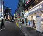 ▲3月10日、ソウル市麻浦区の弘大通りにあるミルクティー専門店の前に設置されたパンダのキャラクター・オブジェ。同ブランドの本社は中国四川省成都市にある。／イ・シンヨン映像メディア記者