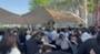 ▲4月25日、弘益文化公園（ソウル市麻浦区）で、「地下ドル」5組の公演に合わせて踊っているファンの様子。／写真＝ヒョン・ジョンミン記者