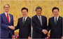 ▲韓国の李在明大統領が13日、米中首脳会談に先立って両国間の貿易交渉のため訪韓した米国のスコット・ベッセント財務長官（左の写真）および中国の何立峰副首相と、それぞれ青瓦台で会談し、握手をしている様子。／写真＝青瓦台