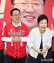 ▲大田（テジョン）市長選に出馬した李荘雨候補と記念撮影をする朴槿恵元大統領。25日午後撮影。／写真＝共同取材