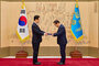 ▲李在明（イ・ジェミョン）大統領は2日、青瓦台（韓国大統領府）本館接見室で中央選挙管理委員会の魏哲煥（ウィ・チョルファン）委員に任命状を手渡した。／写真＝青瓦台提供
