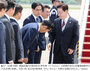 共に民主党・鄭清来代表、G7終え帰国した李在明大統領に90度のお辞儀