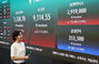 ▲ハナ銀行ディーリングルームに表示されたSKハイニックスとサムスン電子の株価。22日午後撮影。／news 1
