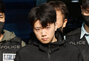 ▲面識のない10代の女子高生を殺害した疑いが持たれているチャン・ユンギ容疑者（23）が5月14日午前、光州西部警察署から検察に送致されるときの様子。／写真＝ニュース1