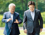 ▲李在明大統領（写真右）と文在寅・元大統領が1日、青瓦台で開かれた昼食会に出席し、一緒に散策しつつ対話している様子。／写真＝ニュース1