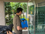 ▲15日午前、未成年者に対する買春の疑いが持たれている忠清北道清州市議会議員の自宅を家宅捜索するため、警察が入っていく様子。／写真＝ニュース1