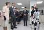 ▲15日午前、ソウル市城北区の高麗大学チョン・ウノIT教養館で、学生たちが製作したヒューマノイド・ロボットをアン王女（写真左）が視察している様子。／写真＝パク・ソンウォン記者