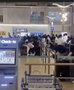 ▲今月2日の未明、第1旅客ターミナル3階の出国ロビーで、数十人の中国人利用客がチェックインカウンターに向かって突進する様子／写真＝オンライン・コミュニティの画像キャプチャ