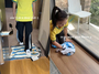 ▲韓国人インフルエンサーのイノニャンが、アルゼンチン代表チームのユニフォームを床に敷いてドアマットのように使ったり、掃除用の雑巾のように使ったりする動画を公開し、物議を醸した。／写真＝イノニャンのインスタグラムより